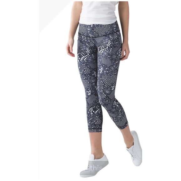 Lululemon Wunder Under Crop III Pretty Lace White Black Sz 4 Moisture Wicking - Picture 2 of 11